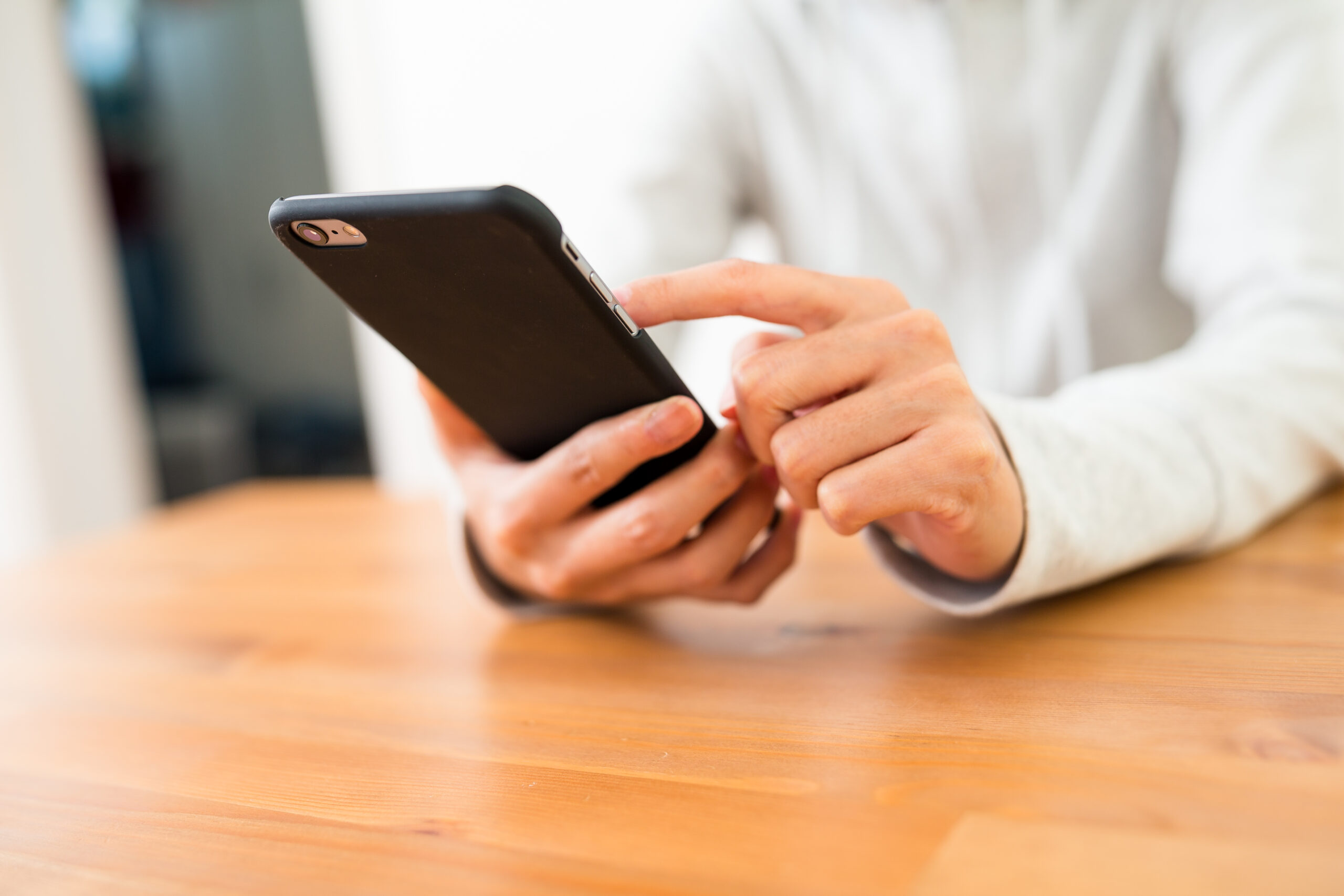 Afinal o que é Mobile Marketing ? 1 woman touching on cellphone 2021 08 30 12 13 11 utc scaled-marketing-digital