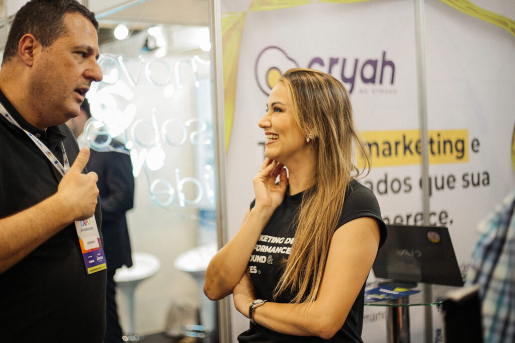 Thays Abrantes, CEO da Cryah Agência Digital, conversa com visitante durante a Expo Empreendedor 2022.